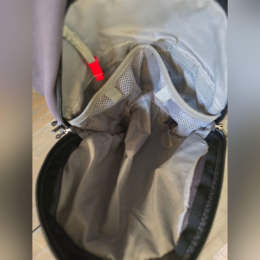 Osprey Black Daylight Backpack Missing Straps - image 5